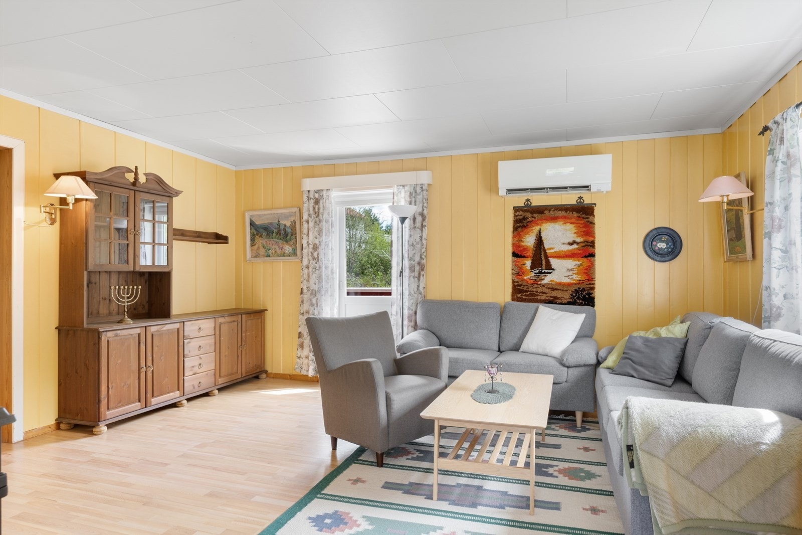 Boligen har en lys stue og spisestue med god plass til sofagruppe og langbord mm. Galleribilde