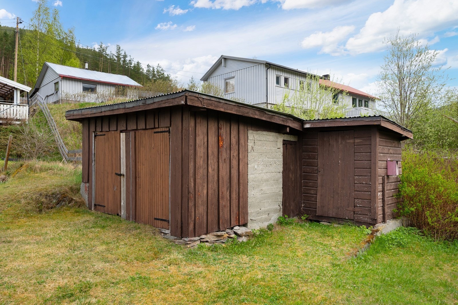 På tomten står en garasje/bod på 18 m² med pulttak tekket med blikkplater. Galleribilde
