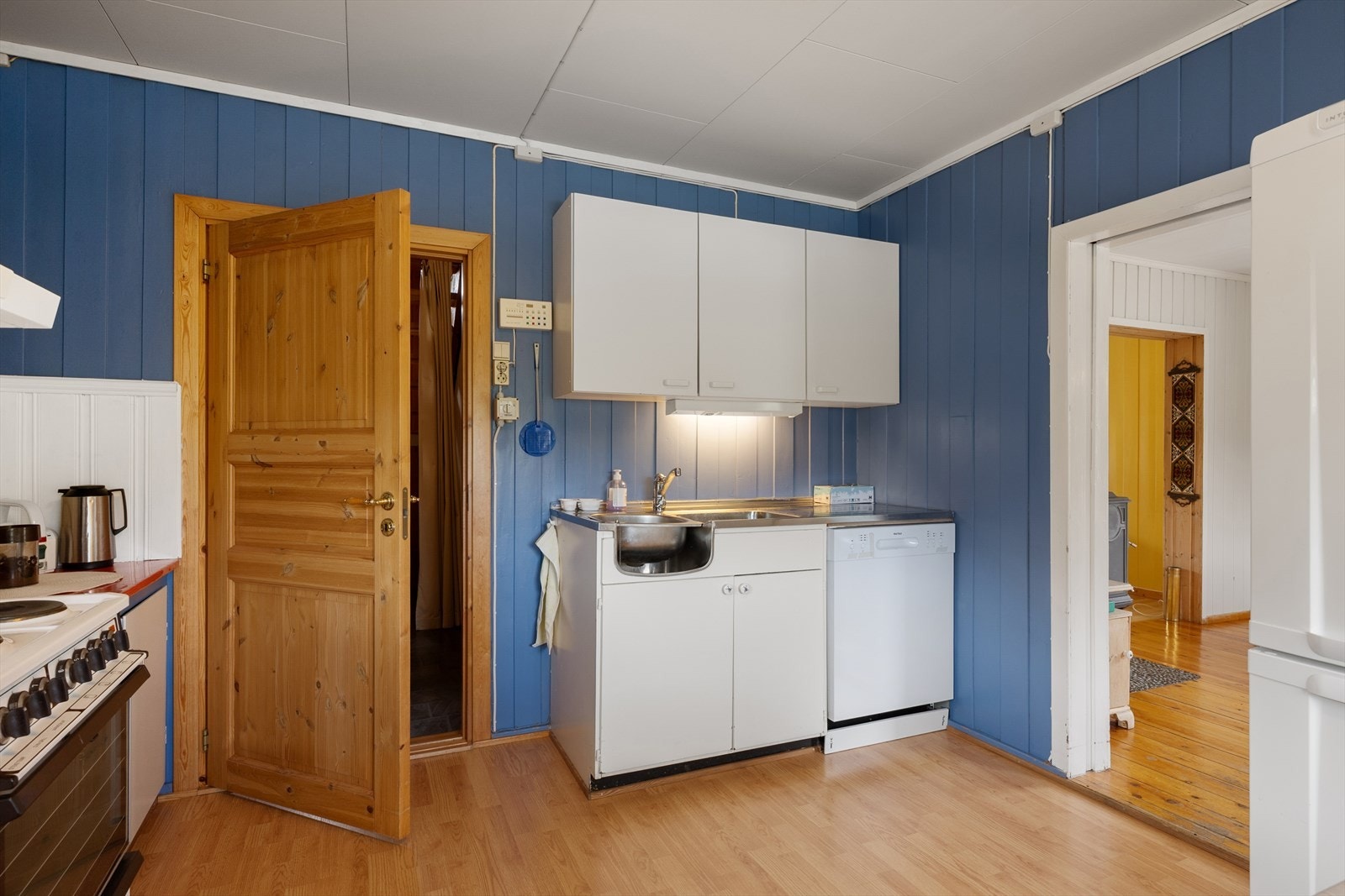 Kjøkkenet har stålbenk med oppvaskkum og ventilator med avtrekk ut. Galleribilde