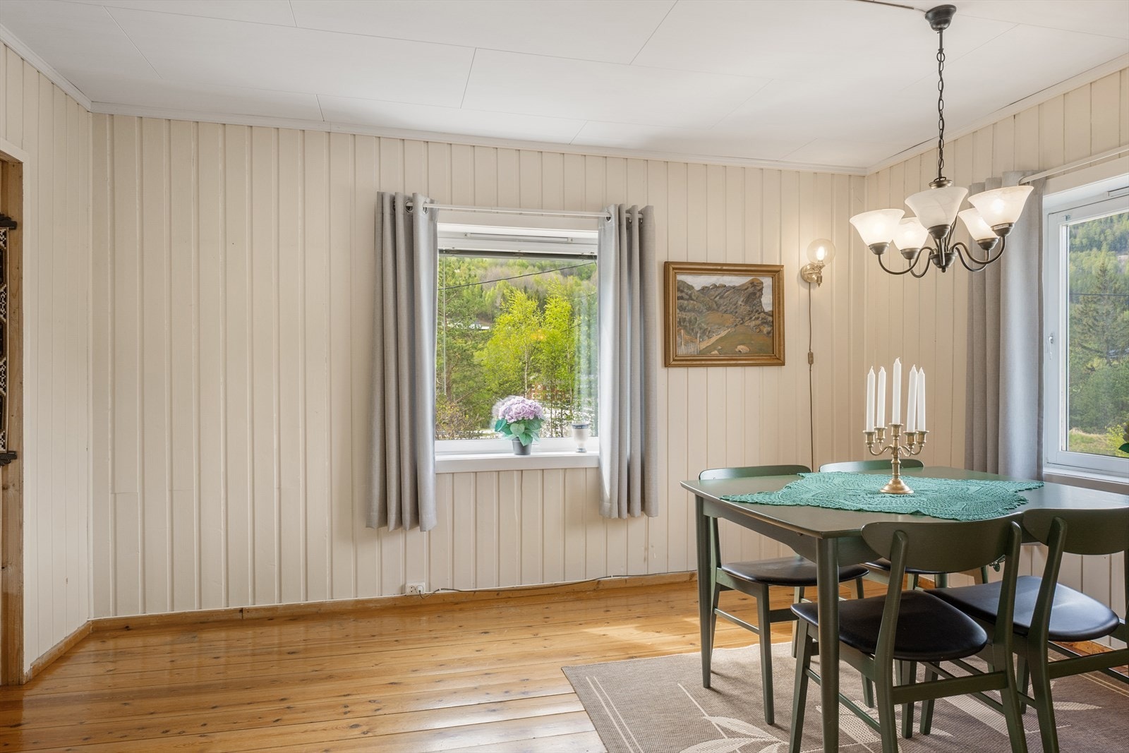 Med god plass til langbord er det enkelt å samle mange rundt bordet. Galleribilde