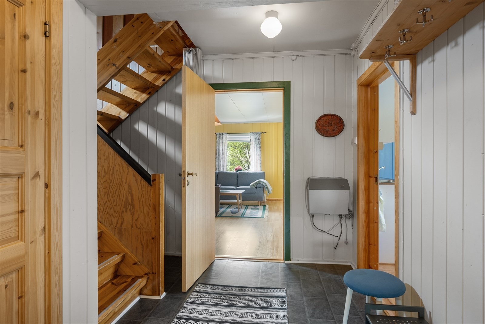 Tretrapp binder etasjene sammen. Galleribilde