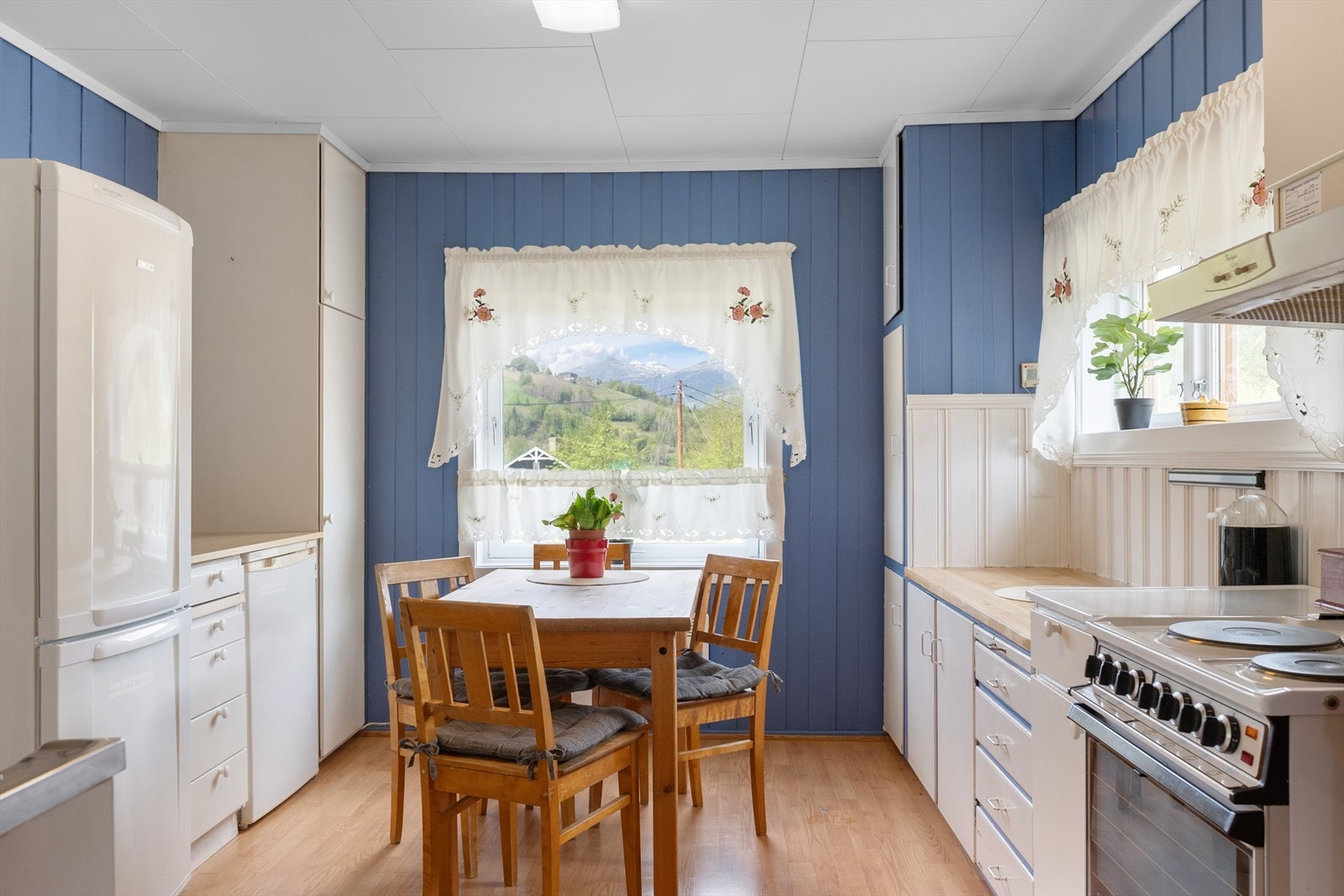 Kjøkkenet har plass til en liten spiseplass. Galleribilde