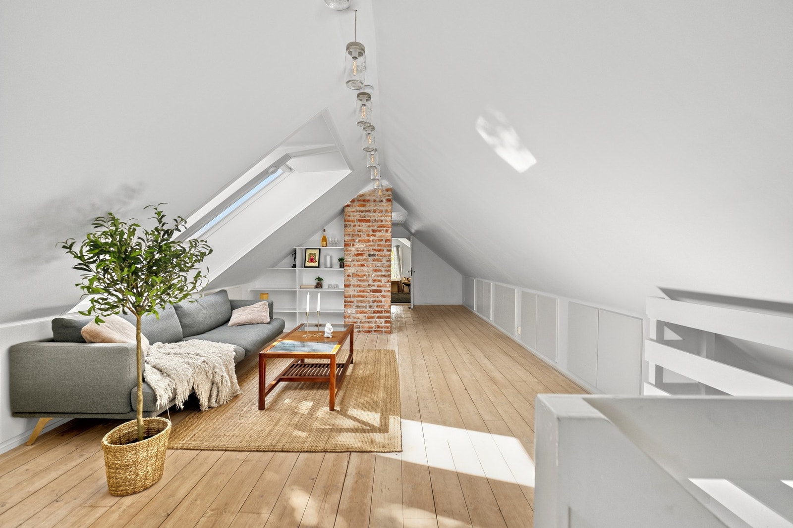 Kneveggene i loftstuen utnyttes som lagringsplass. Galleribilde