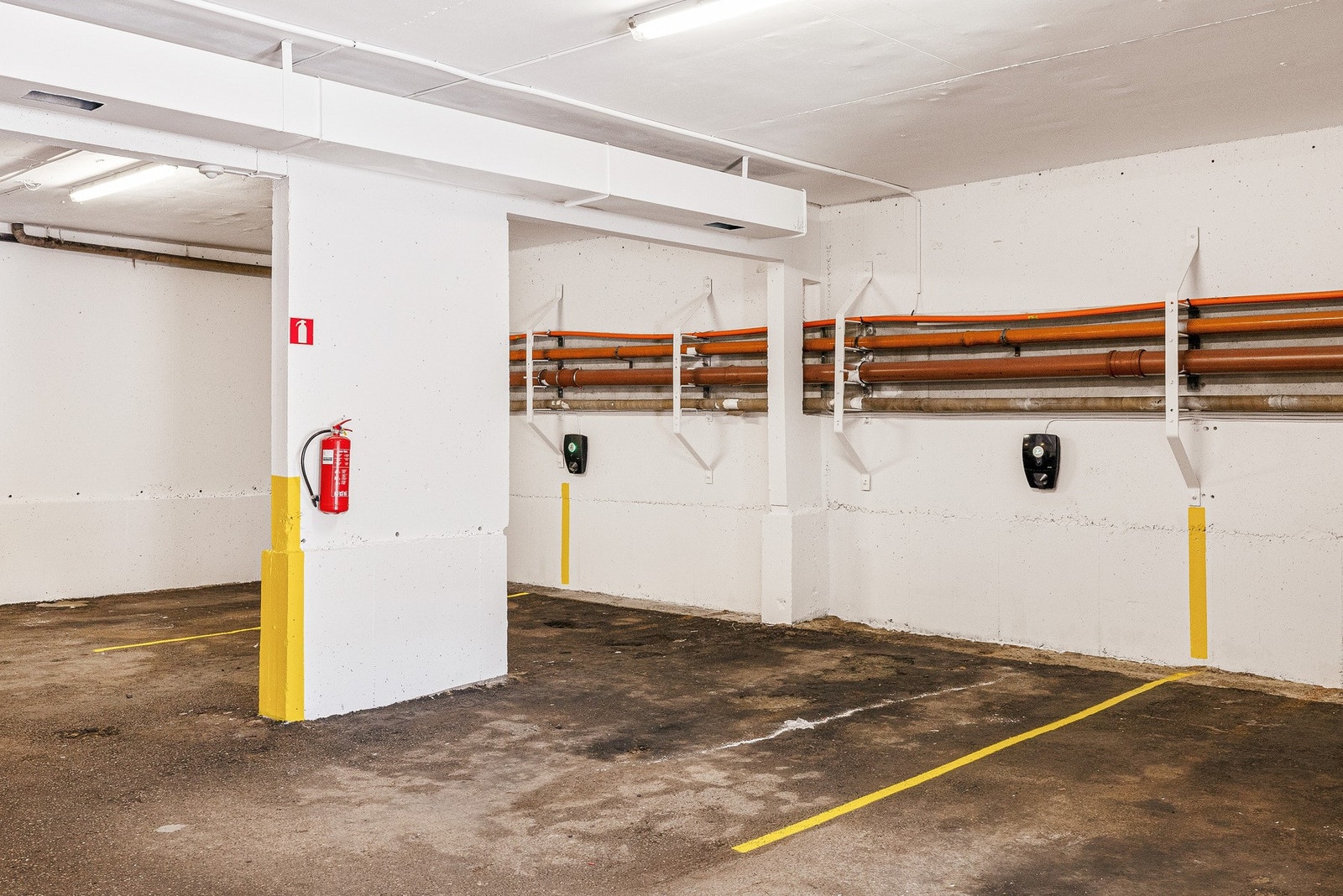 Muligheter for parkering i borettslaget, etter søknad til styret. Det er også installert el-lader på flere av plassene Galleribilde