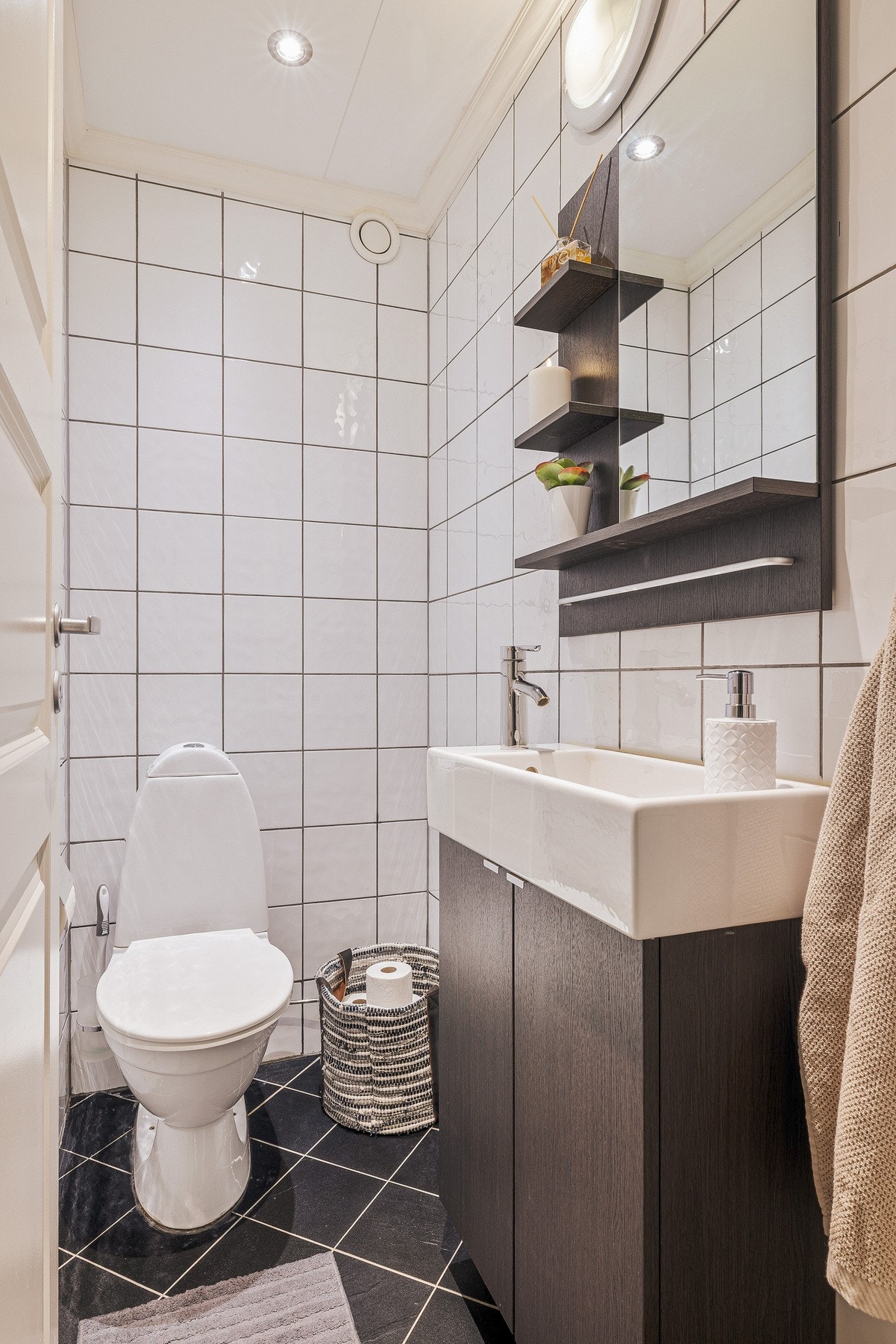Toalettrom innredet med toalett og servant Galleribilde