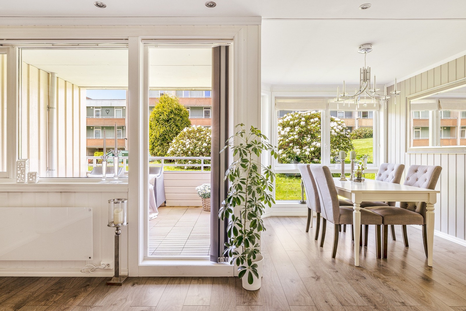Fra stuen har man utgang til vestvendt terrasse på 8 kvm. En flott forlengelse av stuen Galleribilde