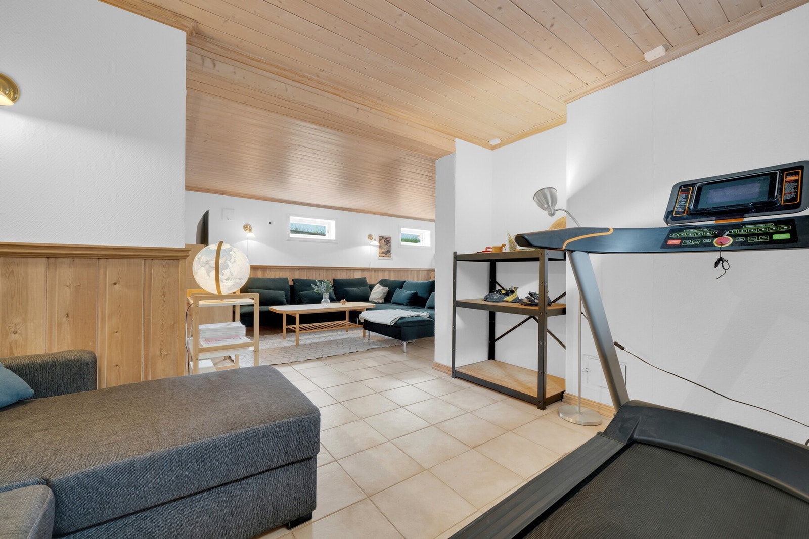 Rommet har plass til flere sittegrupper i ulike soner, og er perfekt hvis man ønsker å trekke seg tilbake for litt egentid Galleribilde