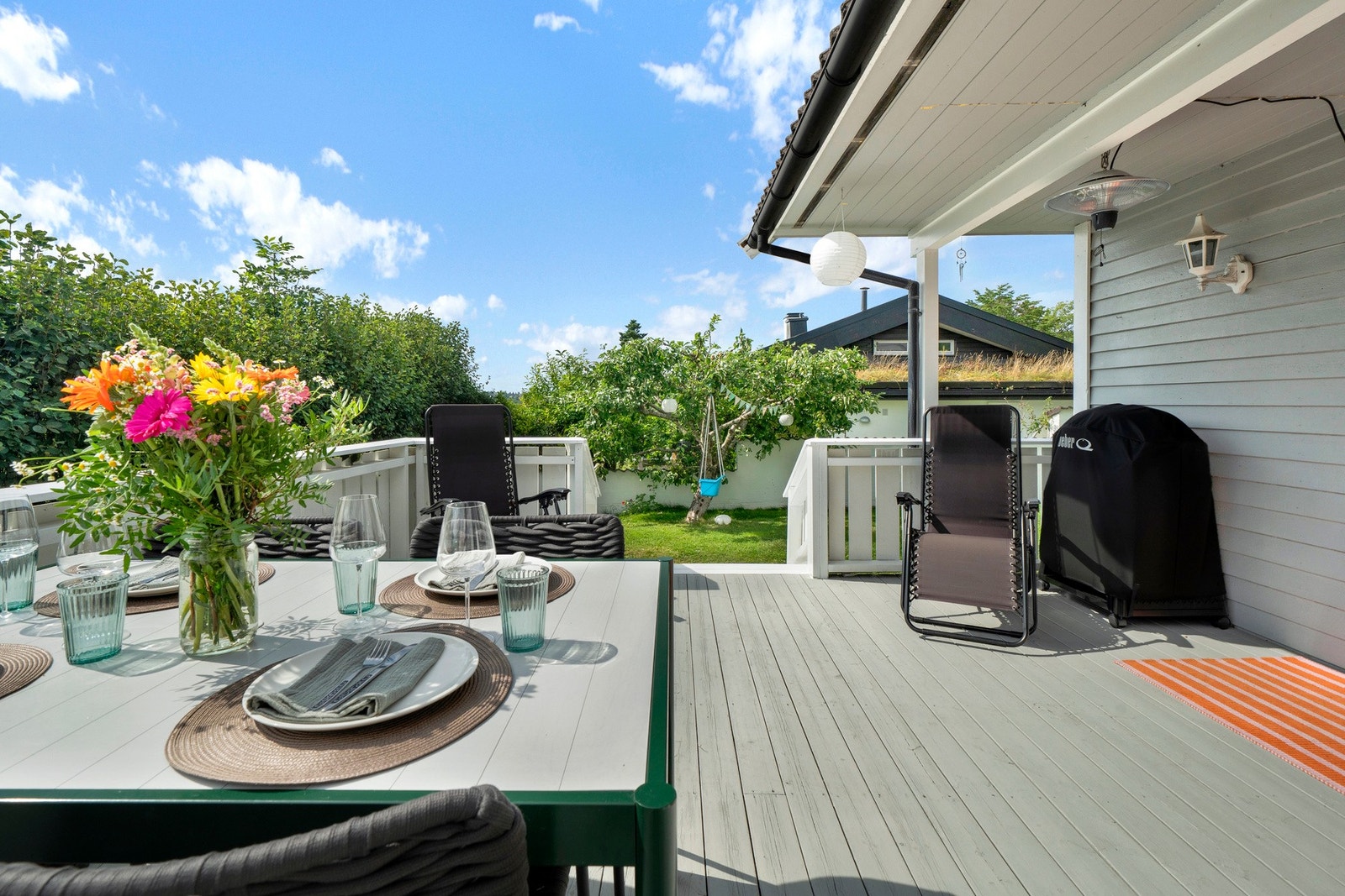 Fra stuen er det utgang til en herlig og delvis overbygget terrasse Galleribilde