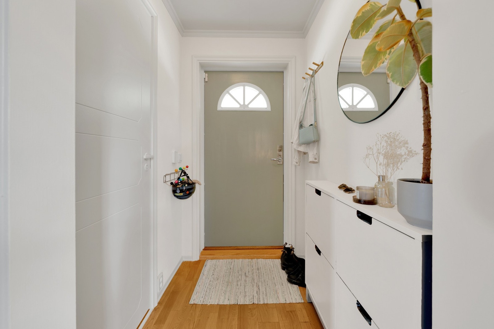 Entré med beige vegger og praktisk gjestetoalett. Galleribilde