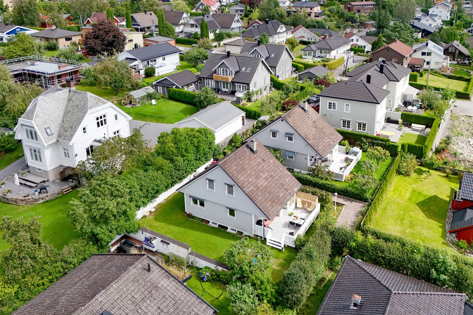 Dette er en pen og sjarmerende enebolig over tre plan med en familievennlig planløsning Galleribilde
