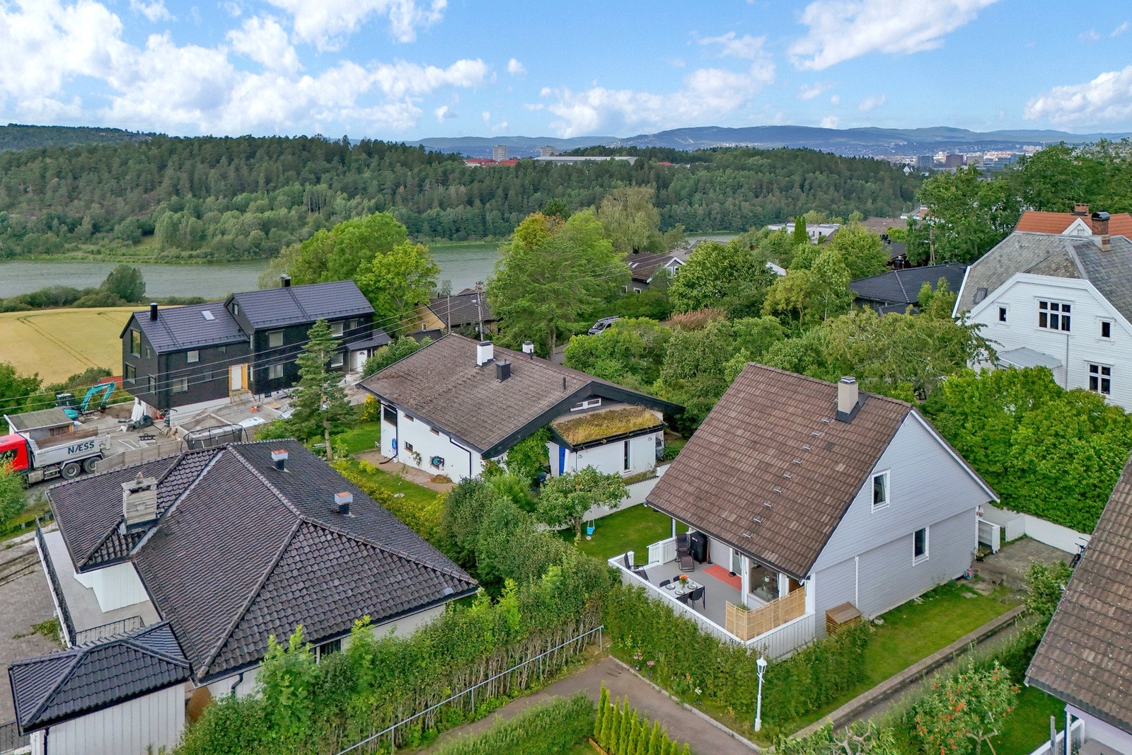 Huset fremstår godt vedlikeholdt, og boligen ble malt i 2022 Galleribilde