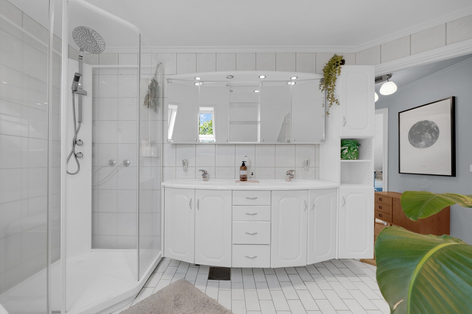 Over badekaret er det et takvindu, og badet har toalett, gulvvarme og downlights Galleribilde