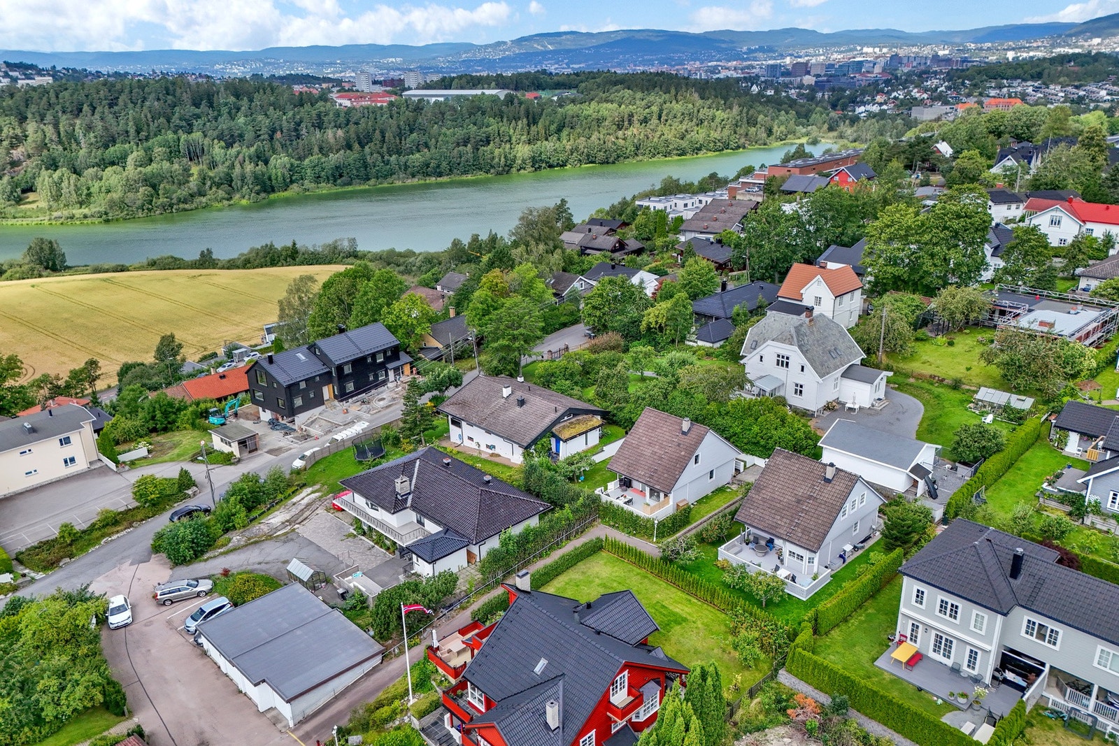 Boligen ligger rolig og populært til på Oppsal i rolige og barnevennlige omgivelser Galleribilde