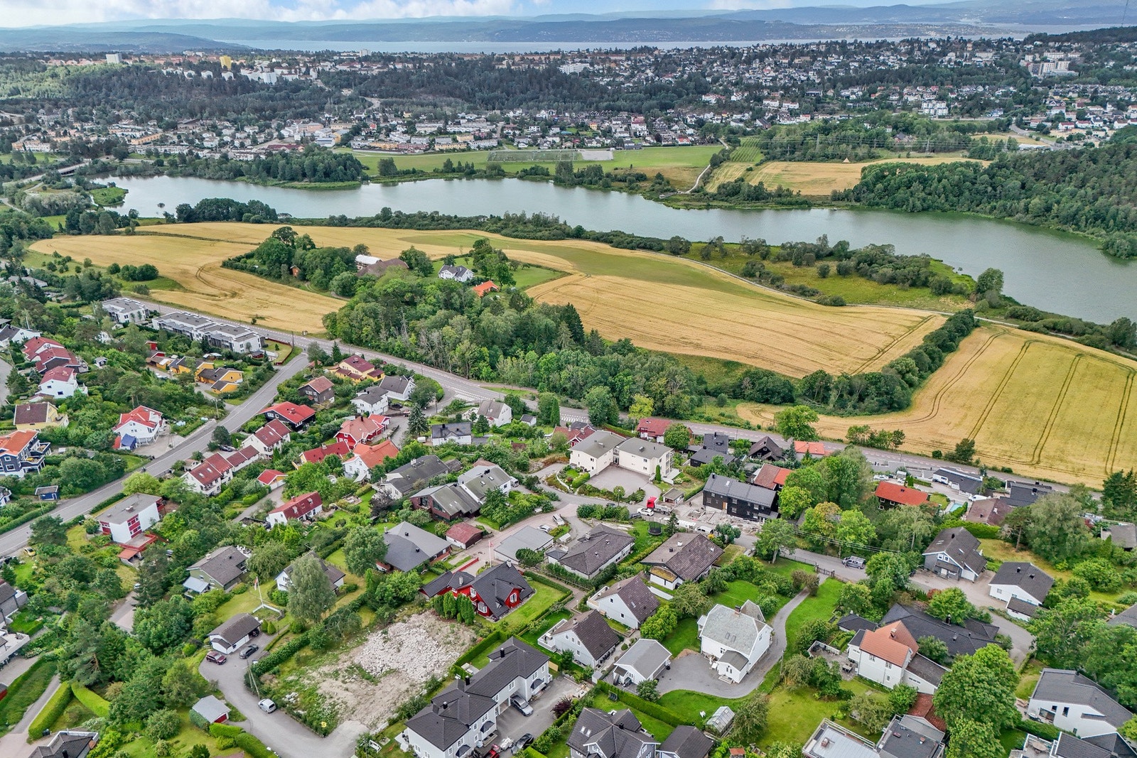 Kort vei til Østensjøvannet som er et av bydelens mest brukte tur- og rekreasjonsområder Galleribilde