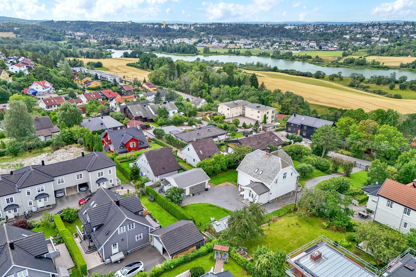 Boligen omkranses av fine hagearealer som strekker seg rundt huset - perfekt for barn og unge Galleribilde