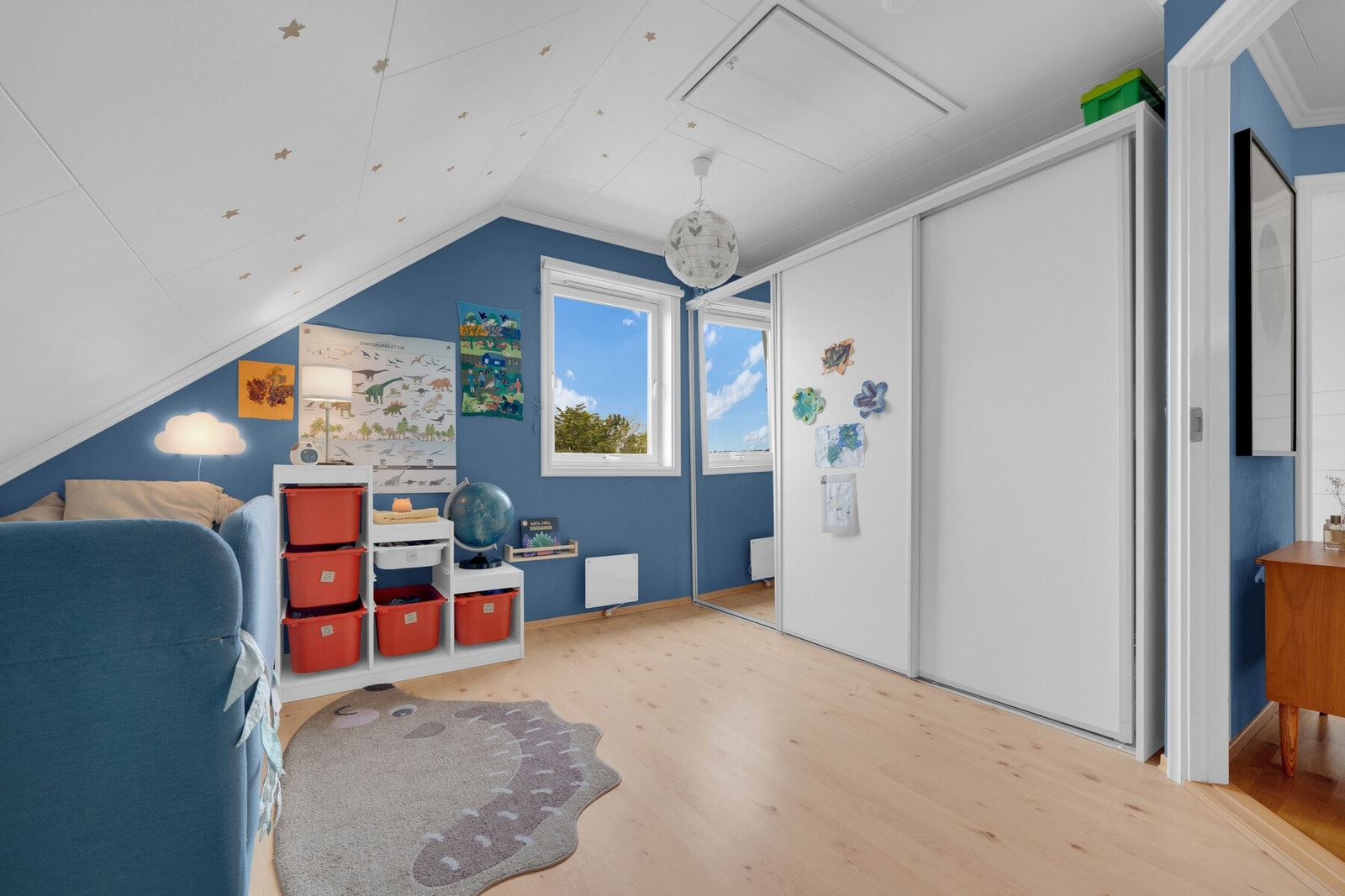 Soverom 2 har en stor skyvedørsgarderobe Galleribilde