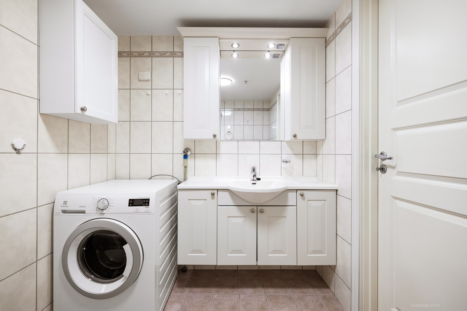 Badet er praktisk innredet med opplegg for vaskemaskin. Galleribilde
