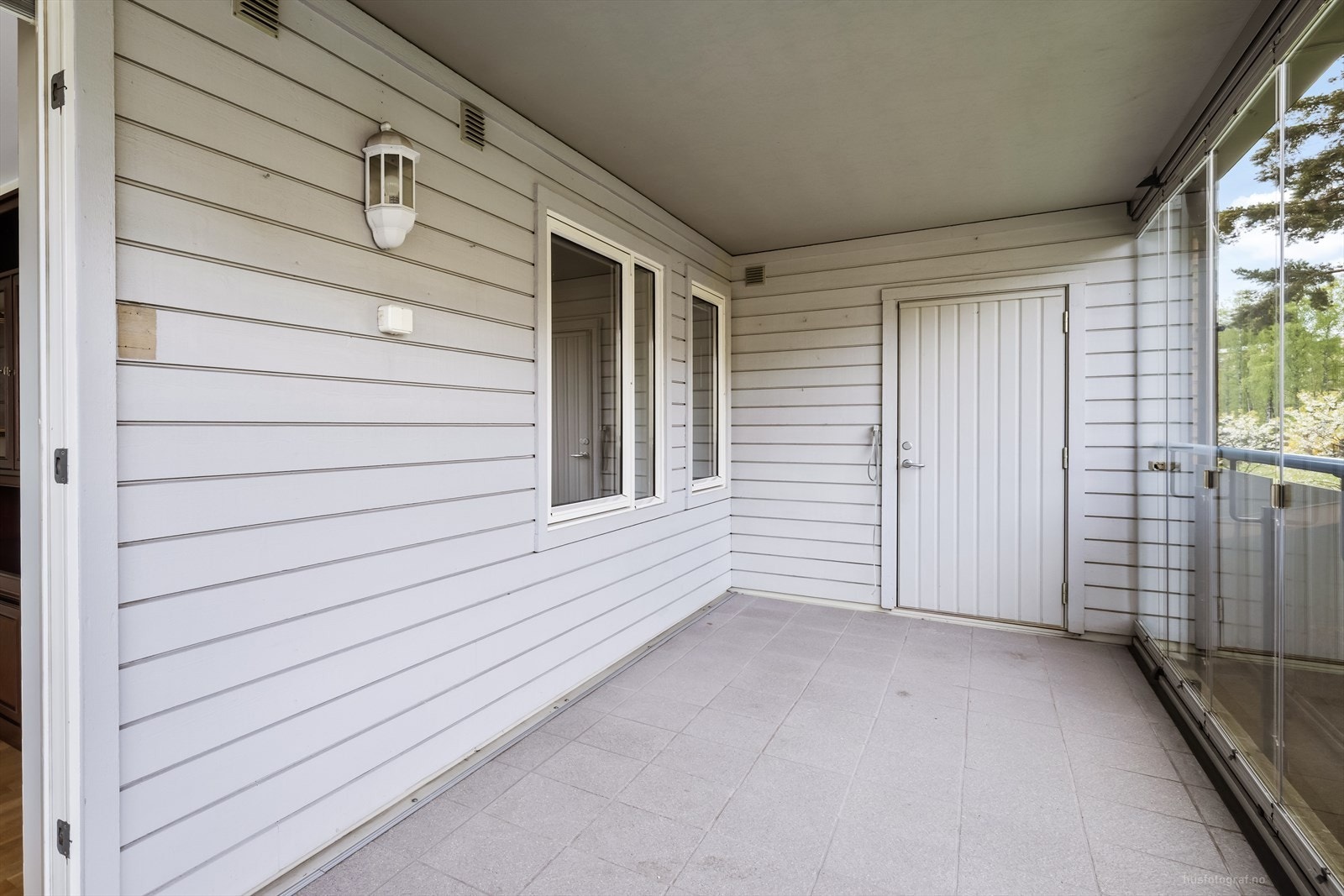 Fra balkongen er det direkte adkomst til en ekstern bod på 3 m². Galleribilde