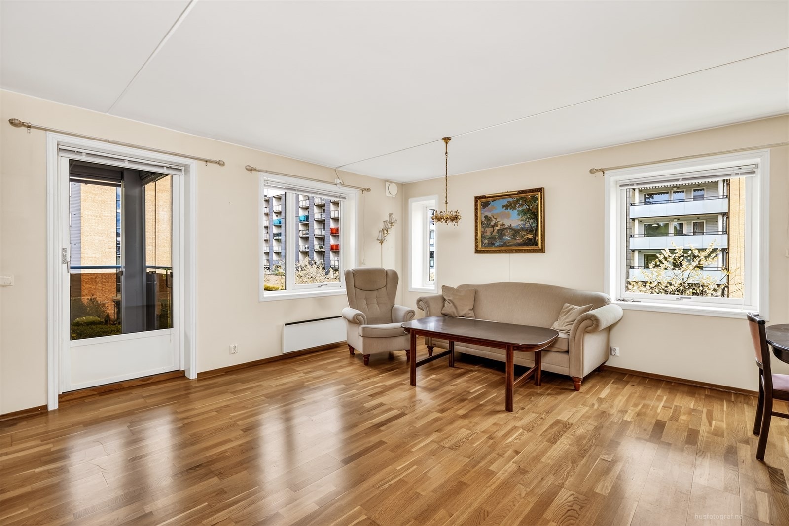 Stuen har god plass til både sofagruppe og spisebord. Det er gjennomgående parkett på gulv i oppholdsrommene. Galleribilde
