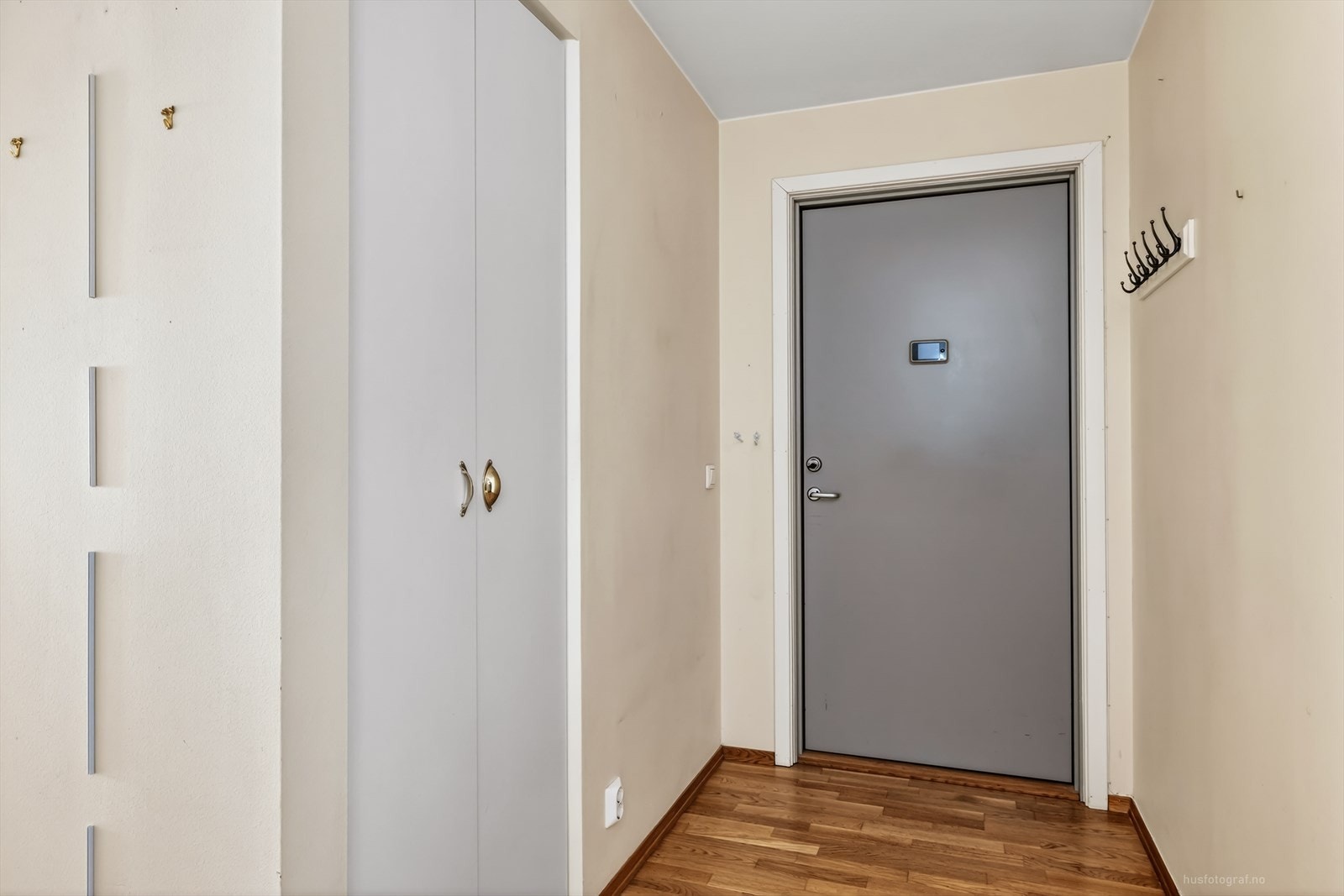 Entréen har plass til oppbevaring av yttertøy og sko. Galleribilde