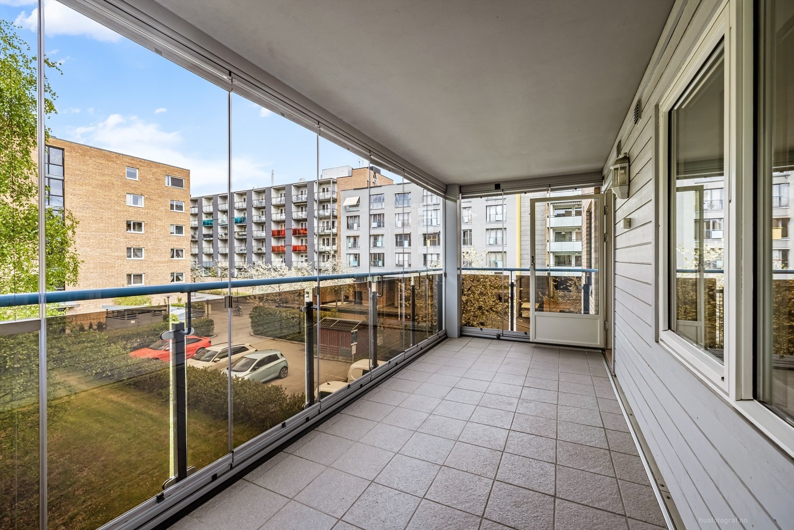 Den romslige, innglassede balkongen på 12 m² fungerer som et ekstra rom store deler av året. Galleribilde
