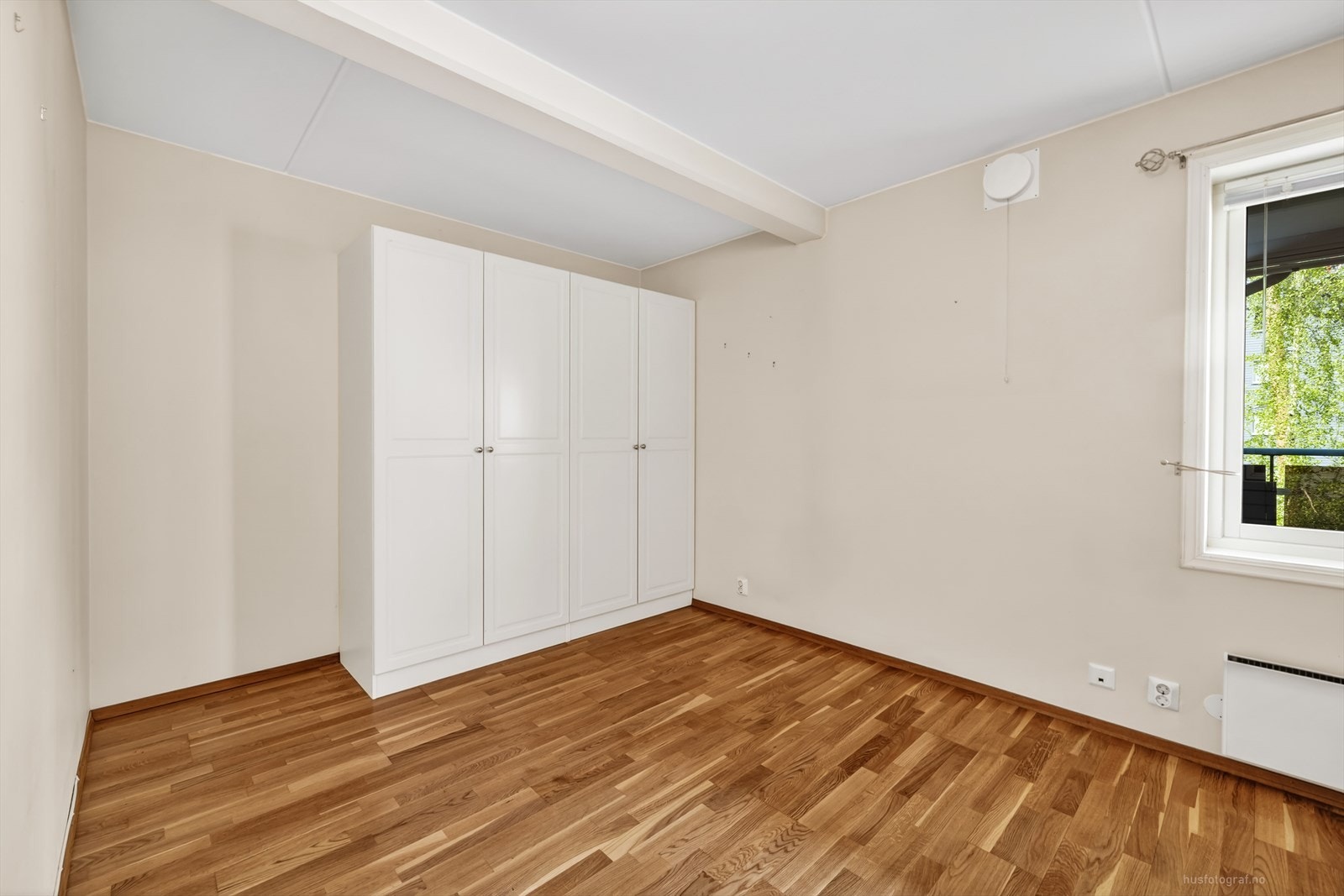 Hovedsoverommet har god plass til dobbeltseng og garderobeløsning. Galleribilde