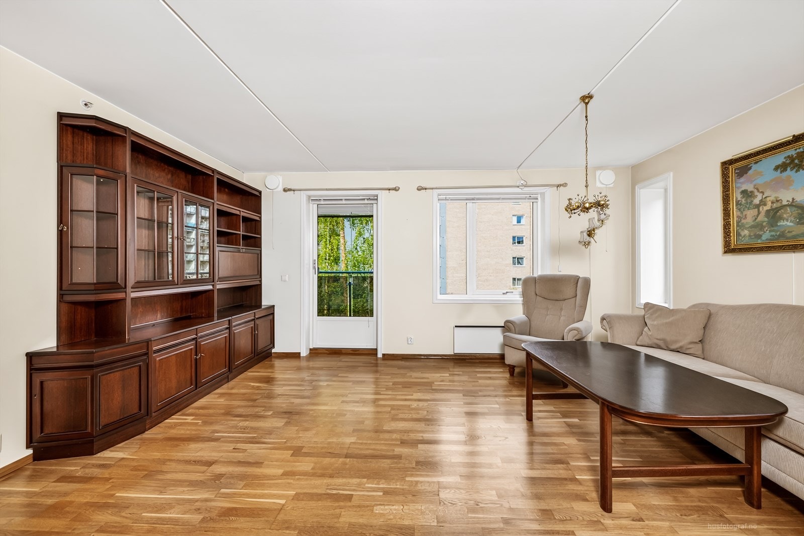 Store vindusflater fra byggeåret slipper inn rikelig med dagslys i stuen. Galleribilde