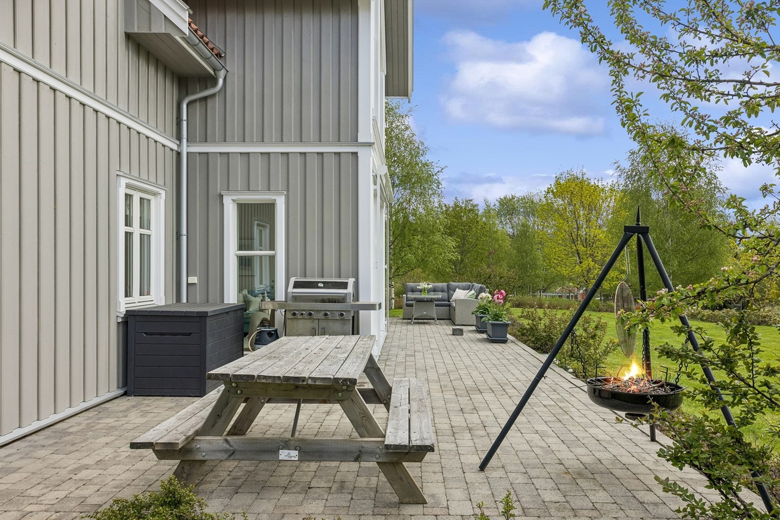 Stor, sørvendt terrasse på 59 m² med god plass til flere sittegrupper. Galleribilde