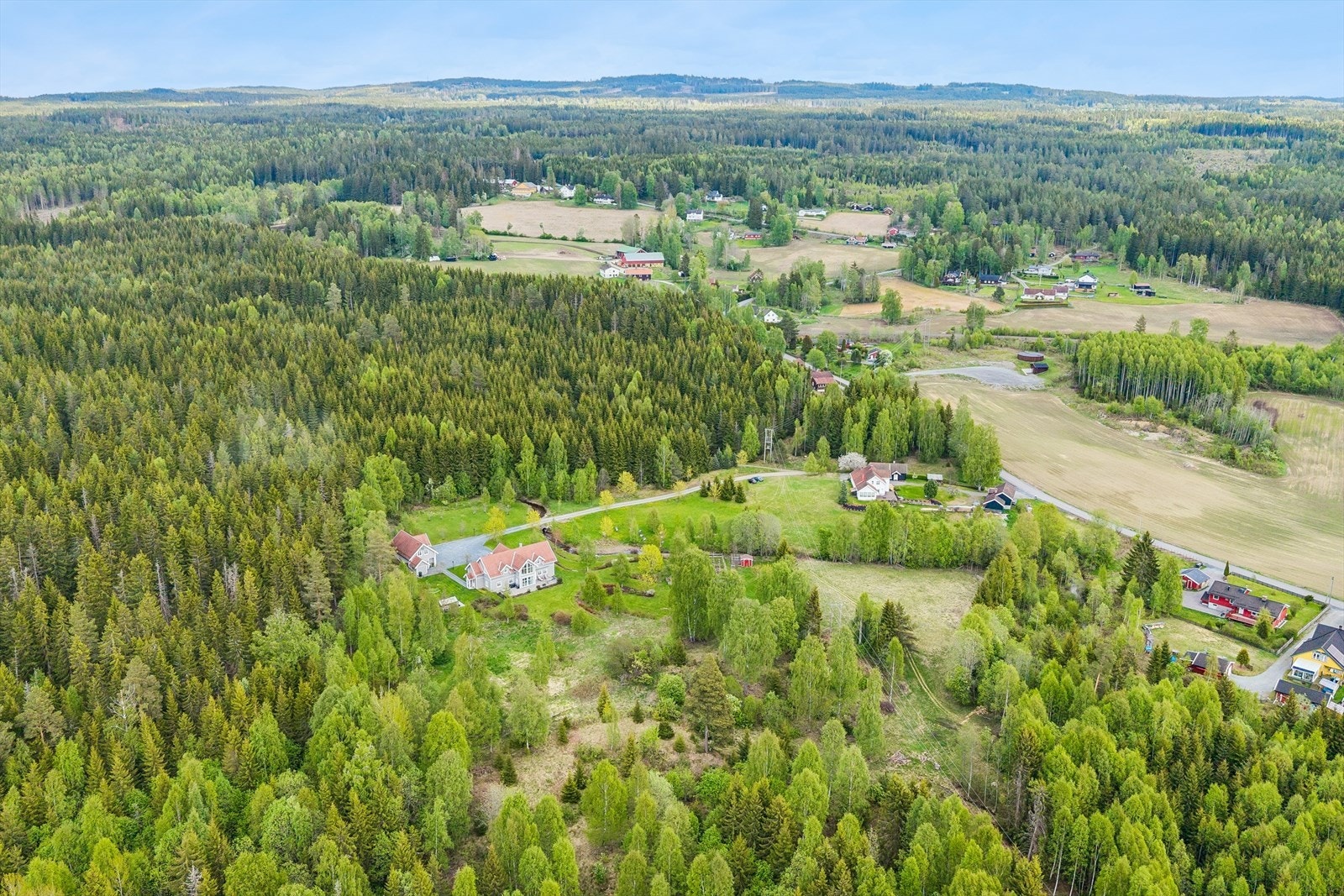 Eiendommen ligger i landlige og fredelige omgivelser i Gran kommune. Galleribilde