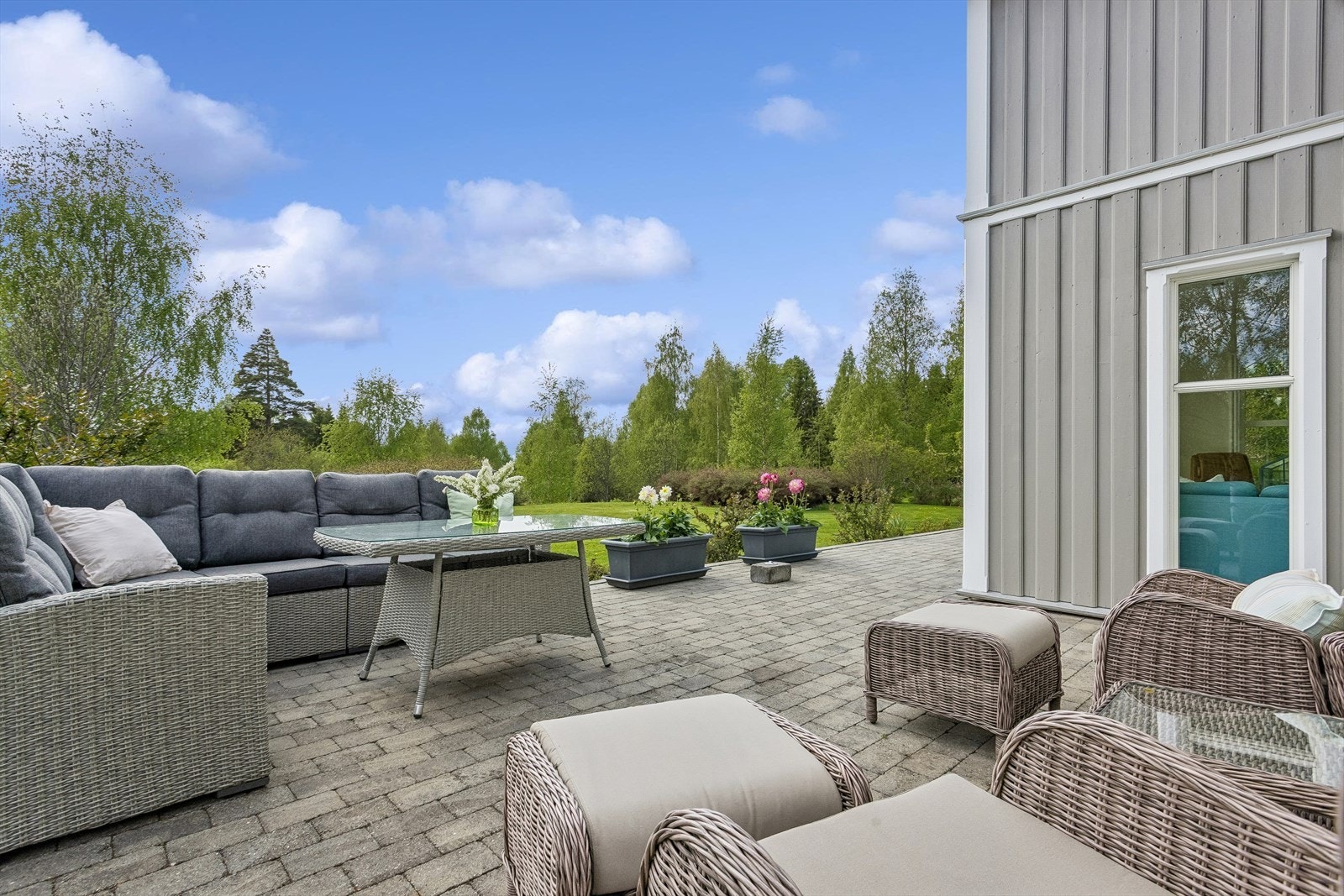 Terrassen er belagt med belegningsstein og er et naturlig samlingspunkt på varme dager. Galleribilde