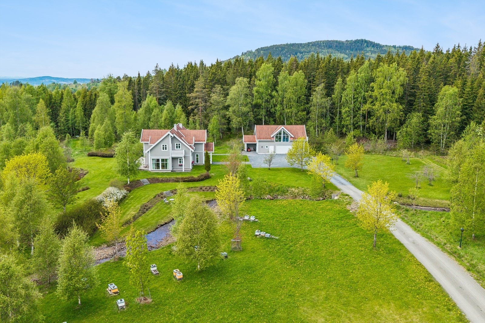 Eiendommen på 42 dekar ligger landlig og usjenert til, med skogen som nærmeste nabo. Galleribilde