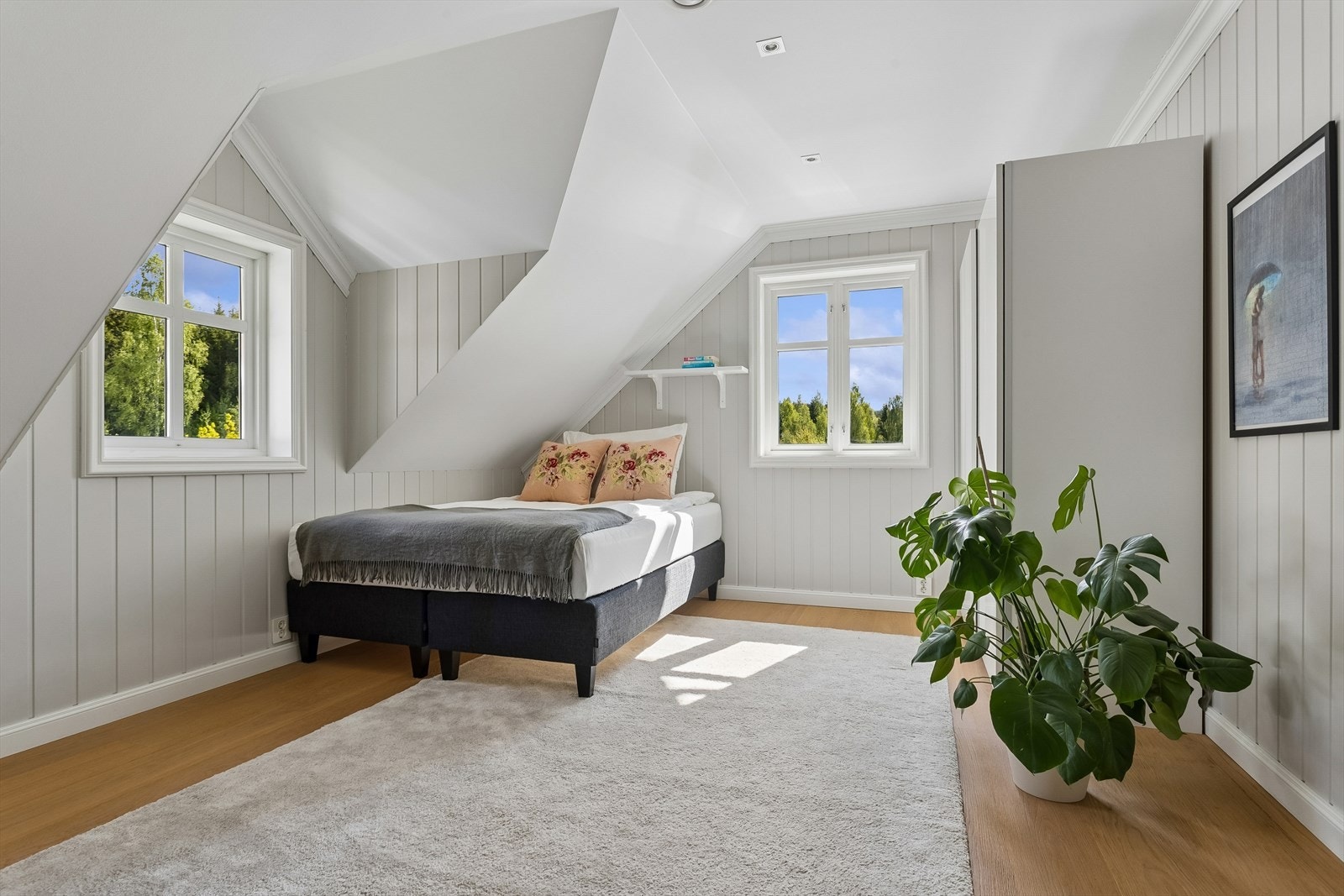 Skråtak og panelkledde vegger gir en sjarmerende atmosfære på soverommene. Galleribilde