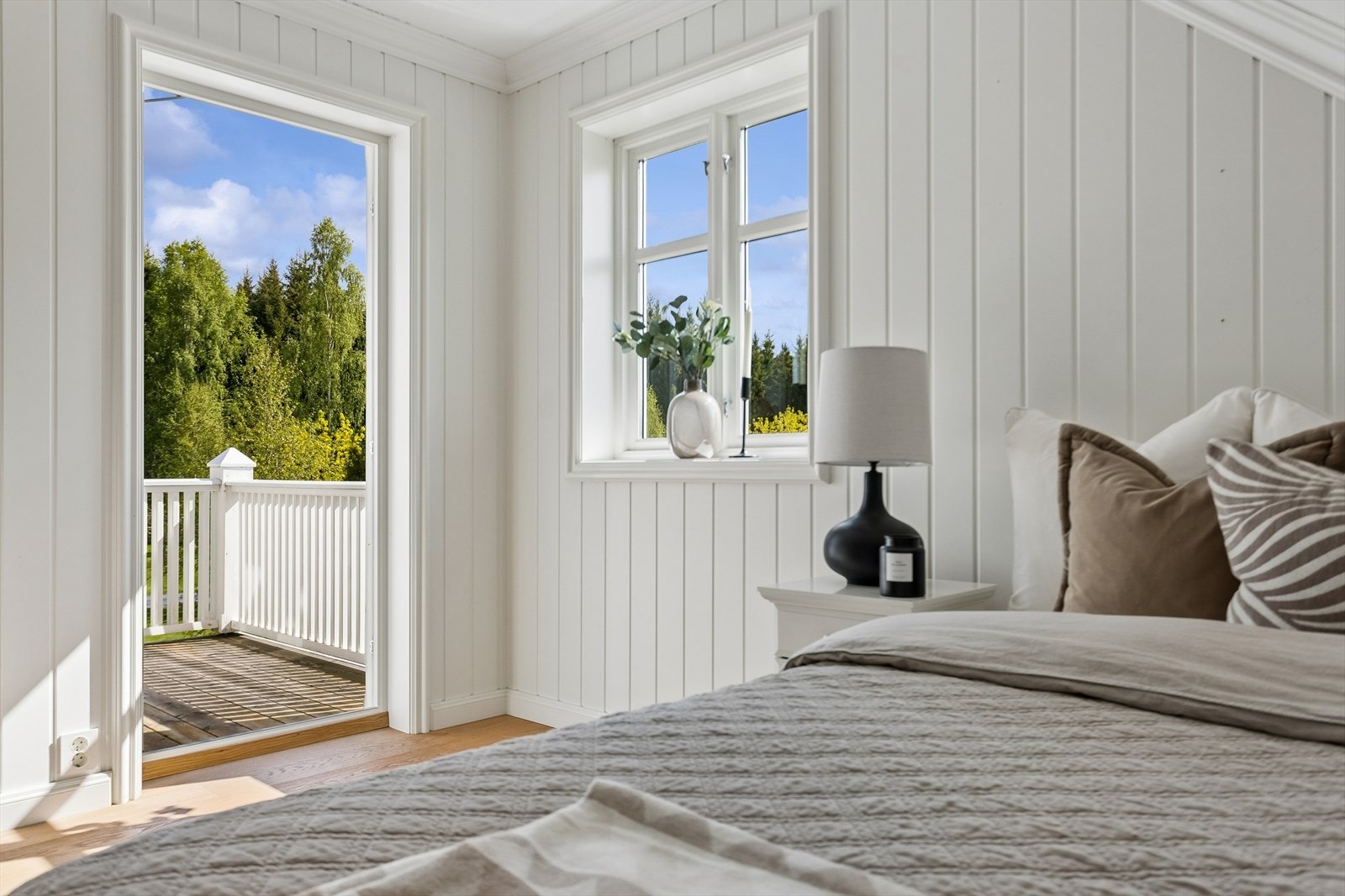 Fra det ene soverommet er det direkte utgang til en østvendt balkong. Galleribilde