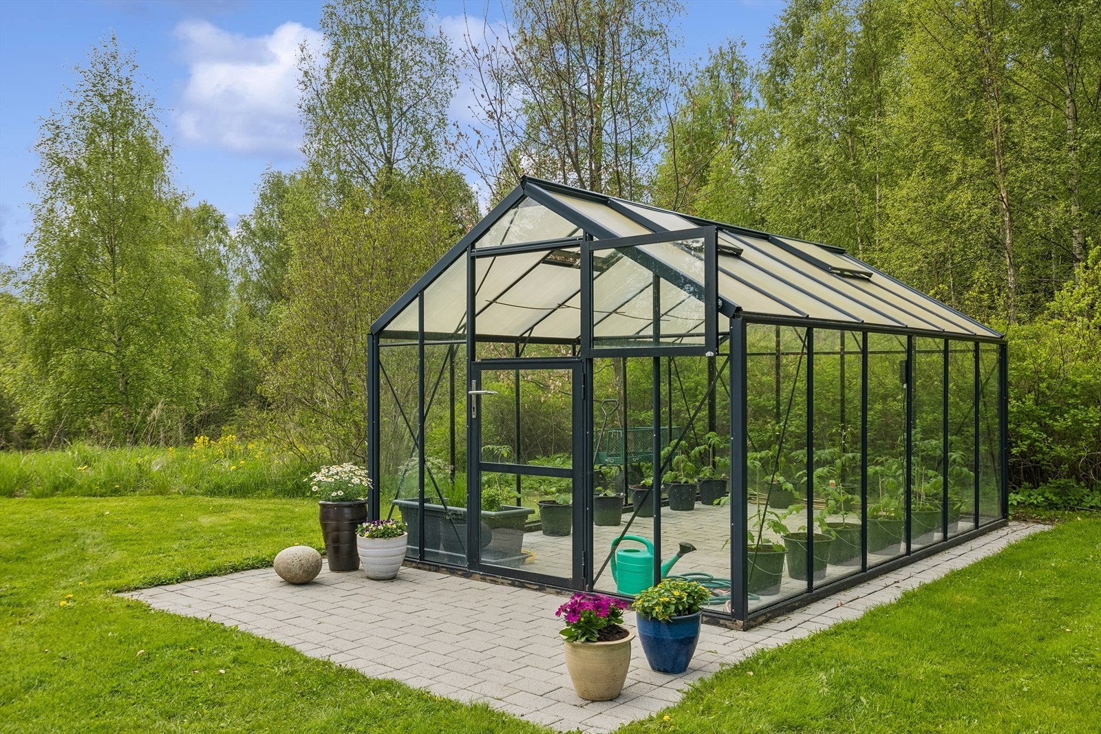 Eget veksthus på 12 m² gir gode muligheter for den hageinteresserte. Galleribilde