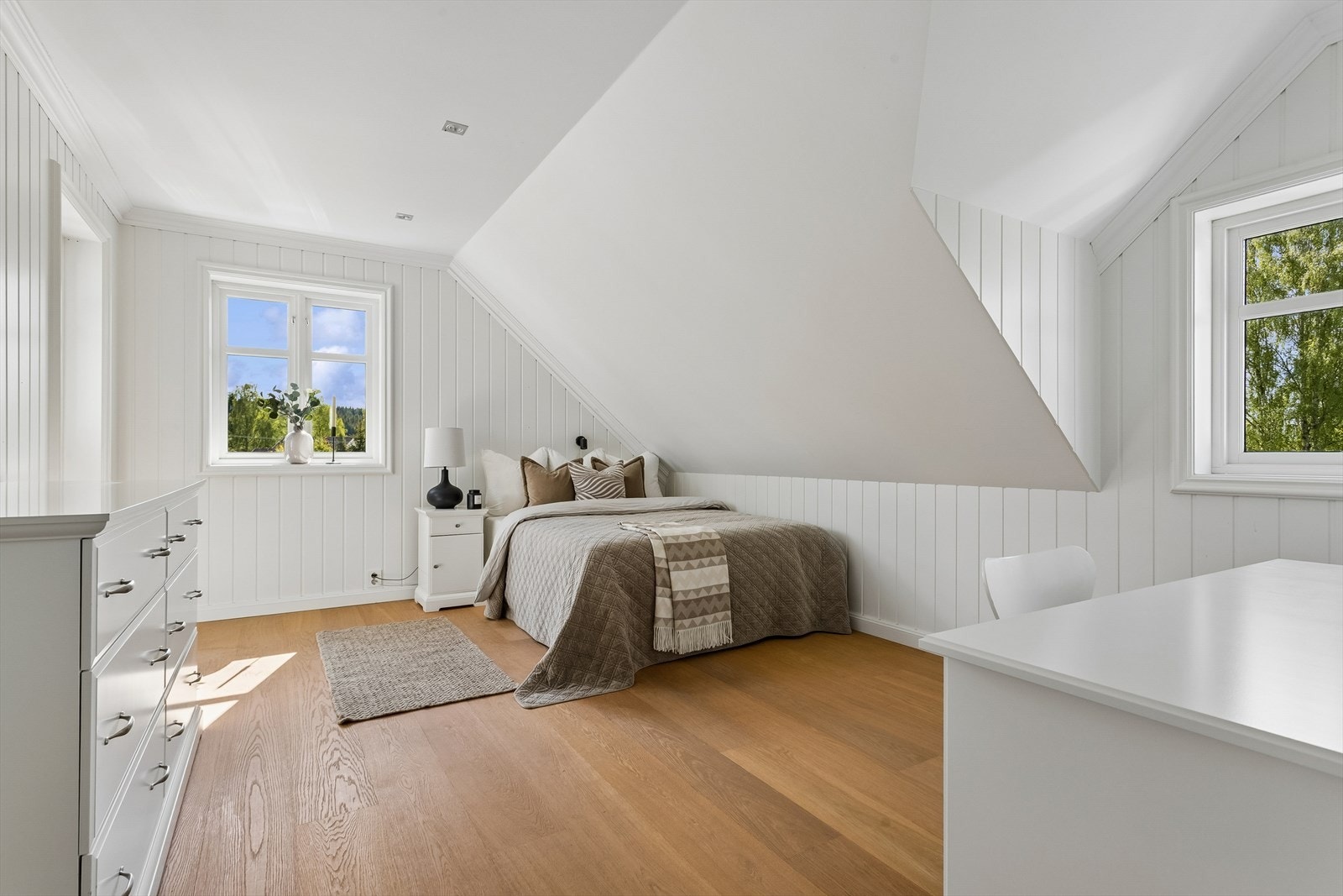 Soverommene har god plass til seng og oppbevaringsmøbler. Dette rommet har også luftebalkong. Galleribilde