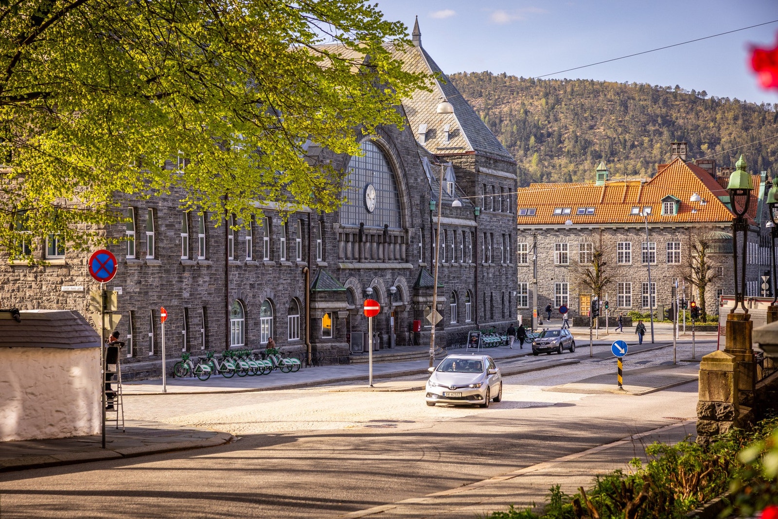 - Bybanestopp og togstasjon rett nedenfor bygget - Galleribilde