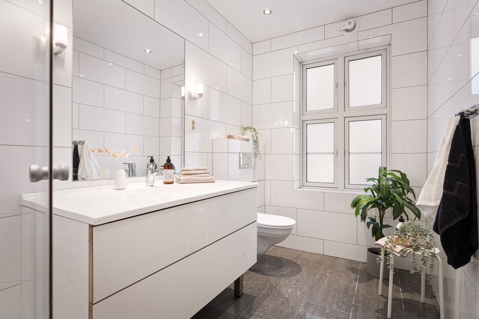 - Pent helfliset bad med varmekabler i gulv og downlights i himling - Galleribilde