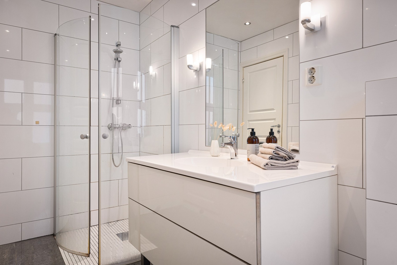 - Badet ble oppgradert i 2009 sammen med leiligheten og har stilren baderomsinnredning - Galleribilde