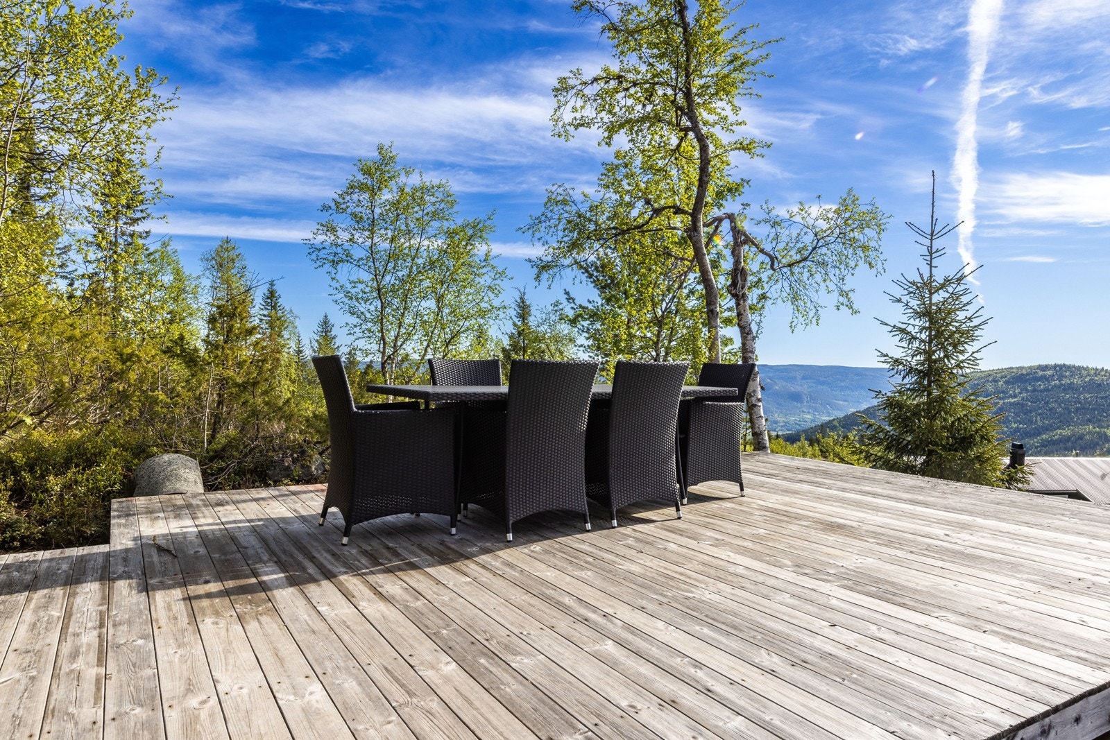 En nyere, frittliggende terrasse gir rikelig med plass for utemøbler. Galleribilde
