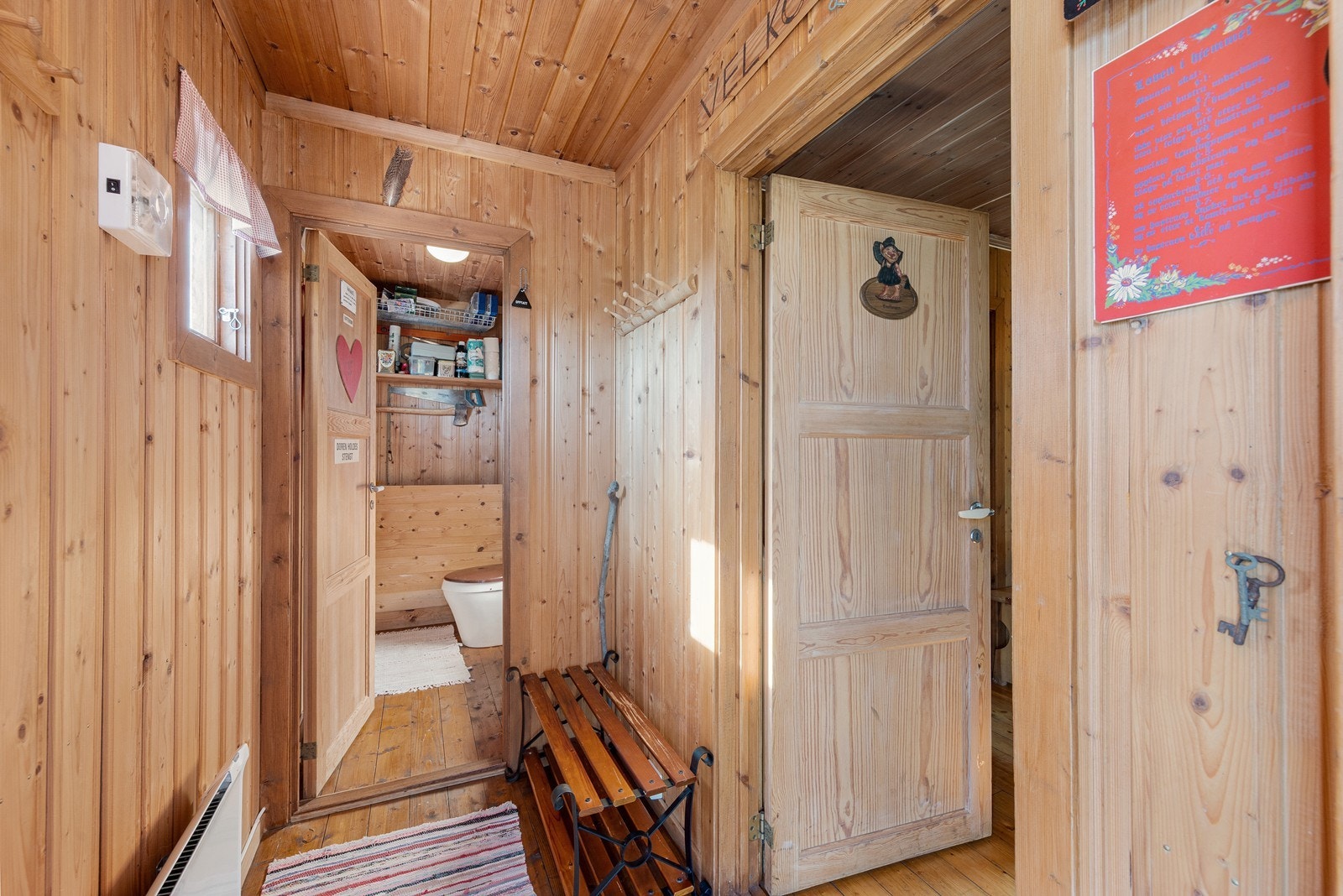 Vindfanget leder inn til hyttas oppholdsrom til høyre, og toalettrom - rett frem. Galleribilde