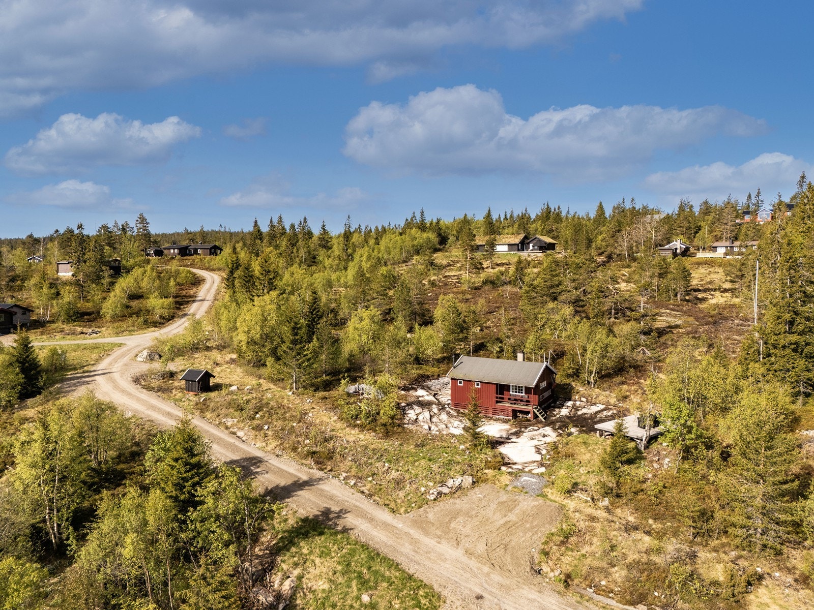 Eiendommen ligger i enden av en lite trafikkert stikkvei. Galleribilde