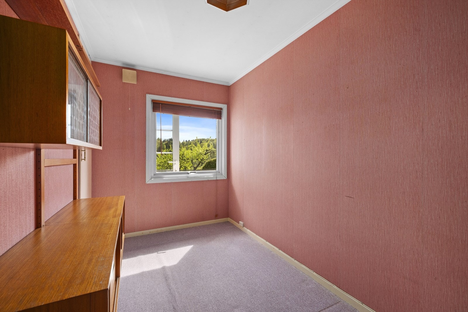Soverom II og III har plass til seng, skrivebord og garderobe Galleribilde