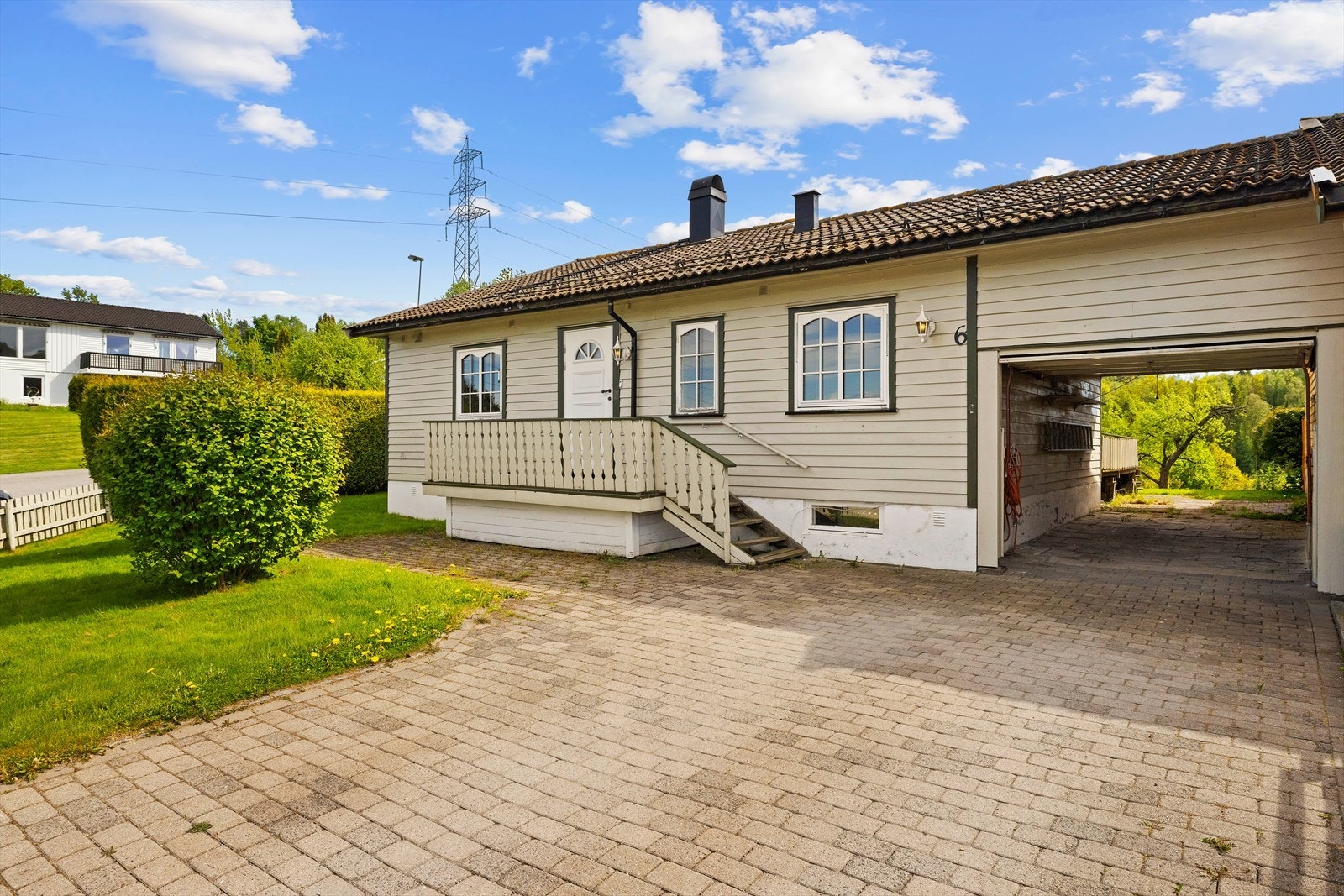 Det er gpde parkeringsmuligheter i gårdsplass og caport Galleribilde