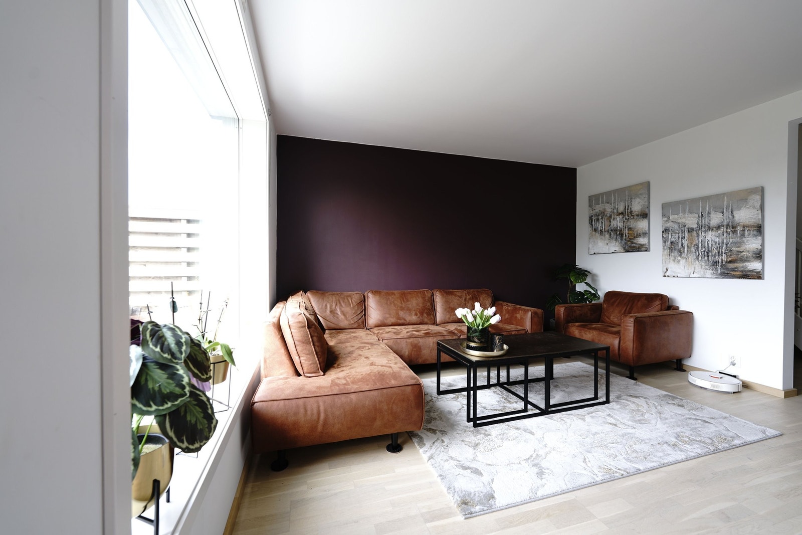 Boligen har en flott stue med plass til de møblene du skulle trenge. Galleribilde