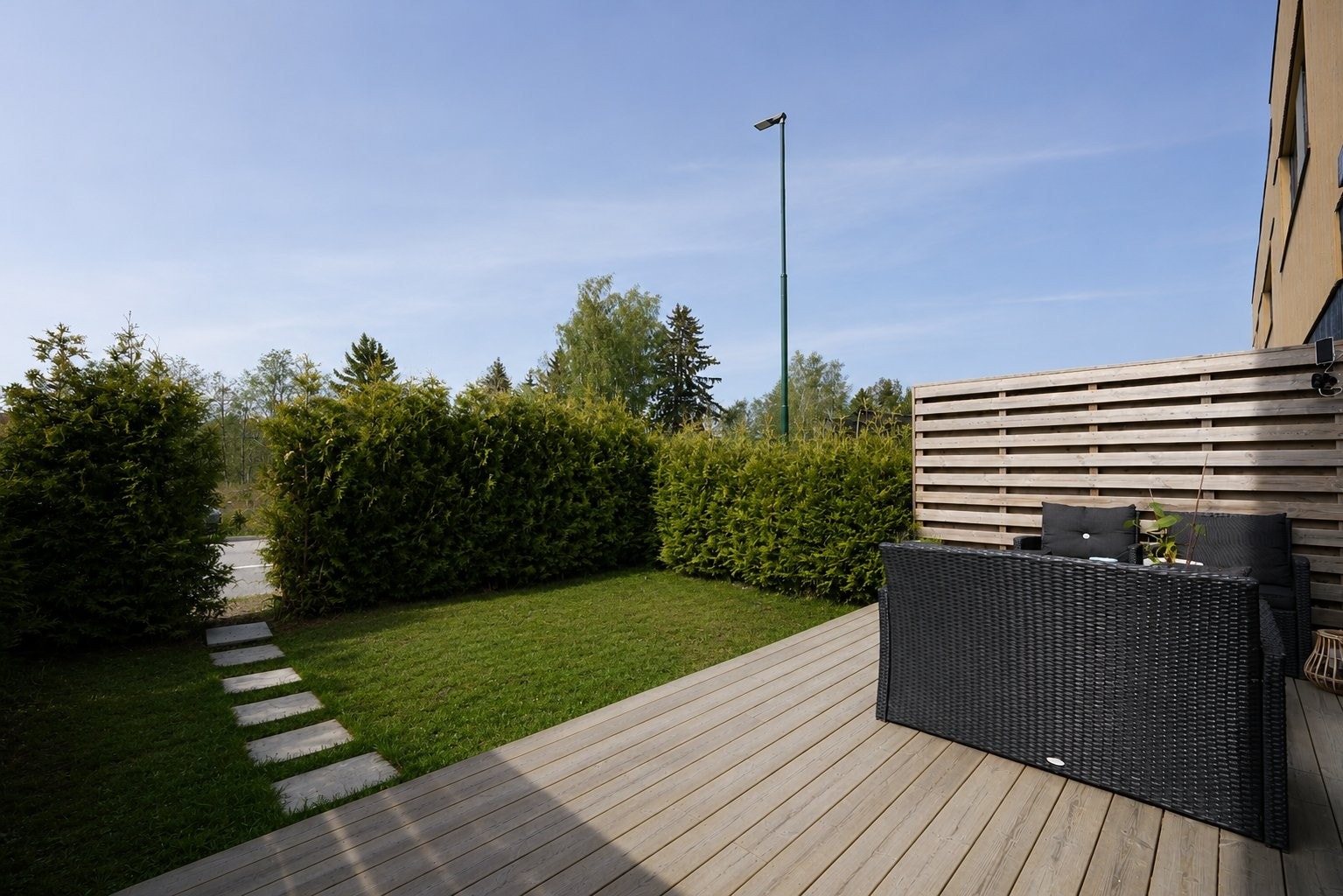 Flott terrasse med plass til sitte gruppe og grill. Galleribilde