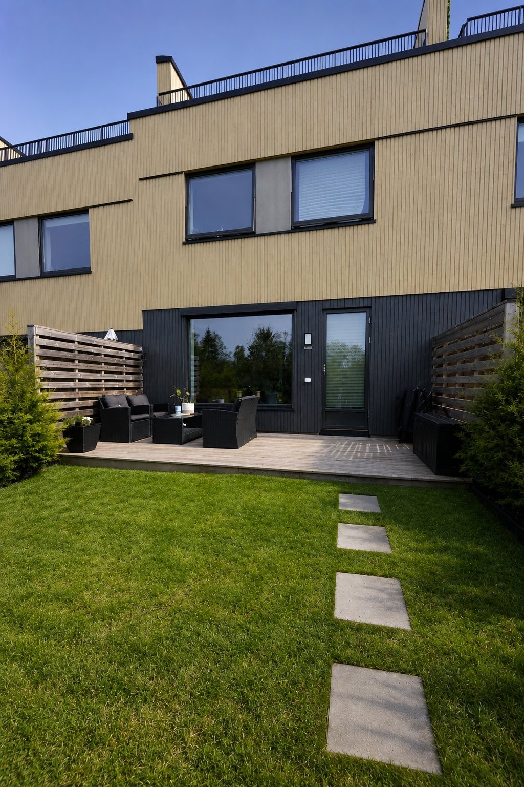 Flott terrasse med plass til sitte gruppe og grill. Galleribilde