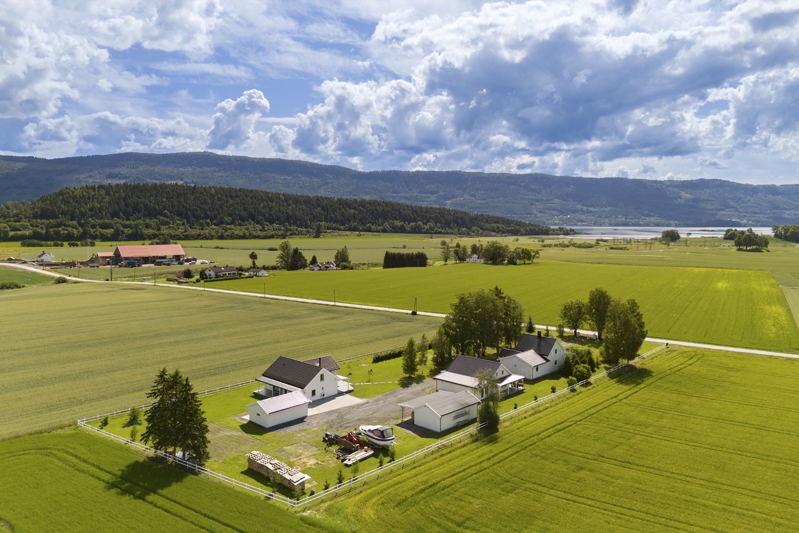 Unik mulighet for en sammensatt eiendom med to bolighus, en ny garasje og to uthus. Galleribilde