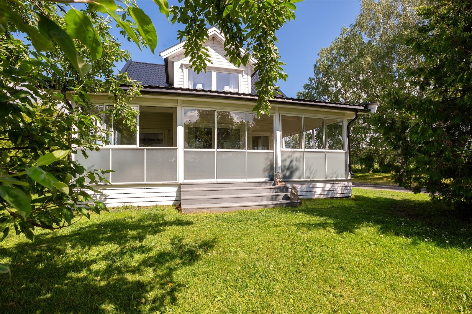 Innglasset terrasse med adkomst til hagen. Galleribilde