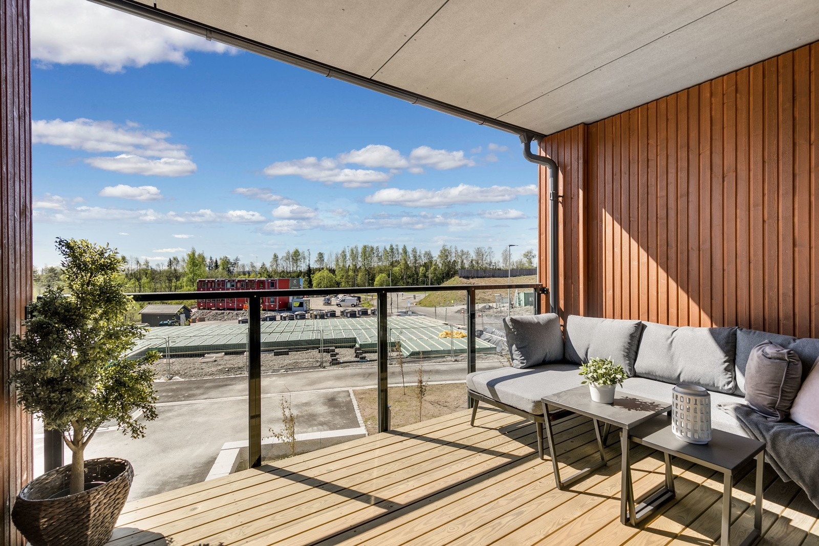 Utgang til en flott sydvendt balkong på 7 kvm, åpen balkong. Galleribilde