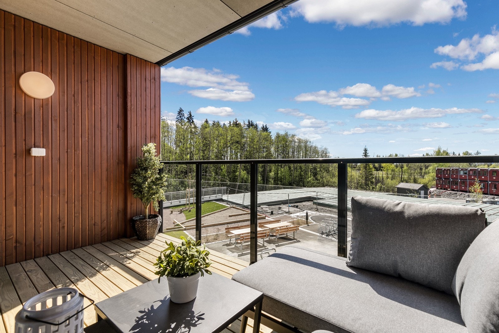 Utgang til en flott sydvendt balkong på 7 kvm, åpen balkong. Galleribilde